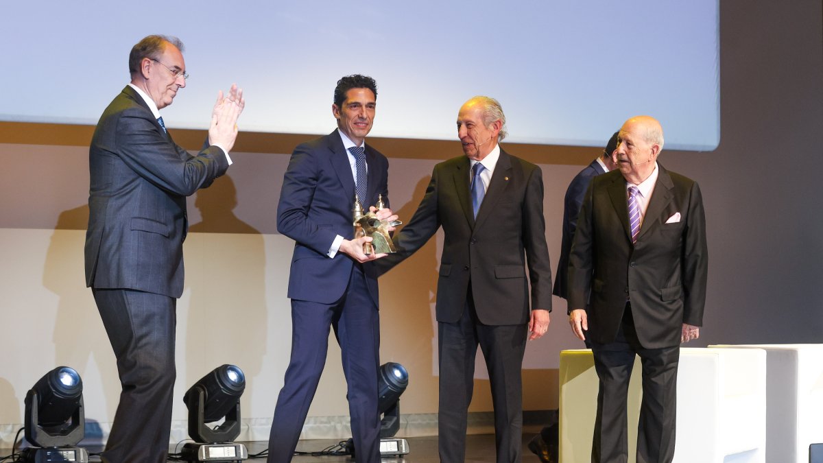 Miguel Ángel Benavante (izquierda), tras entregar el FAE de Oro 2025 a Grupo de Santiago .