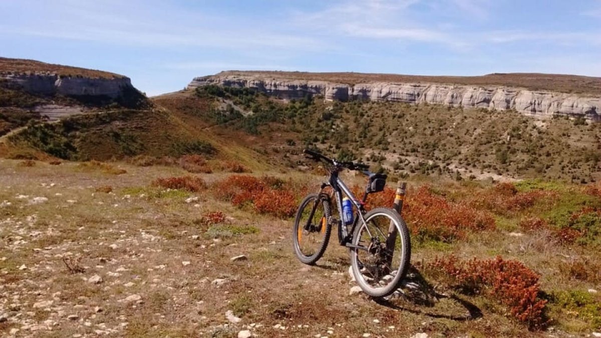 El Geoparque Las Loras ofrece parajes de gran belleza por los que circular en bicicleta.