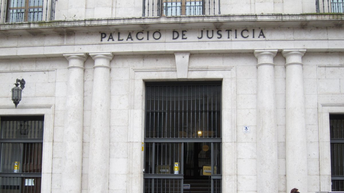 Archivo - Trib.- Le piden 4 años tras ocuparle 7 gramos de speed al ser identificado por arrojar basura a la calle.