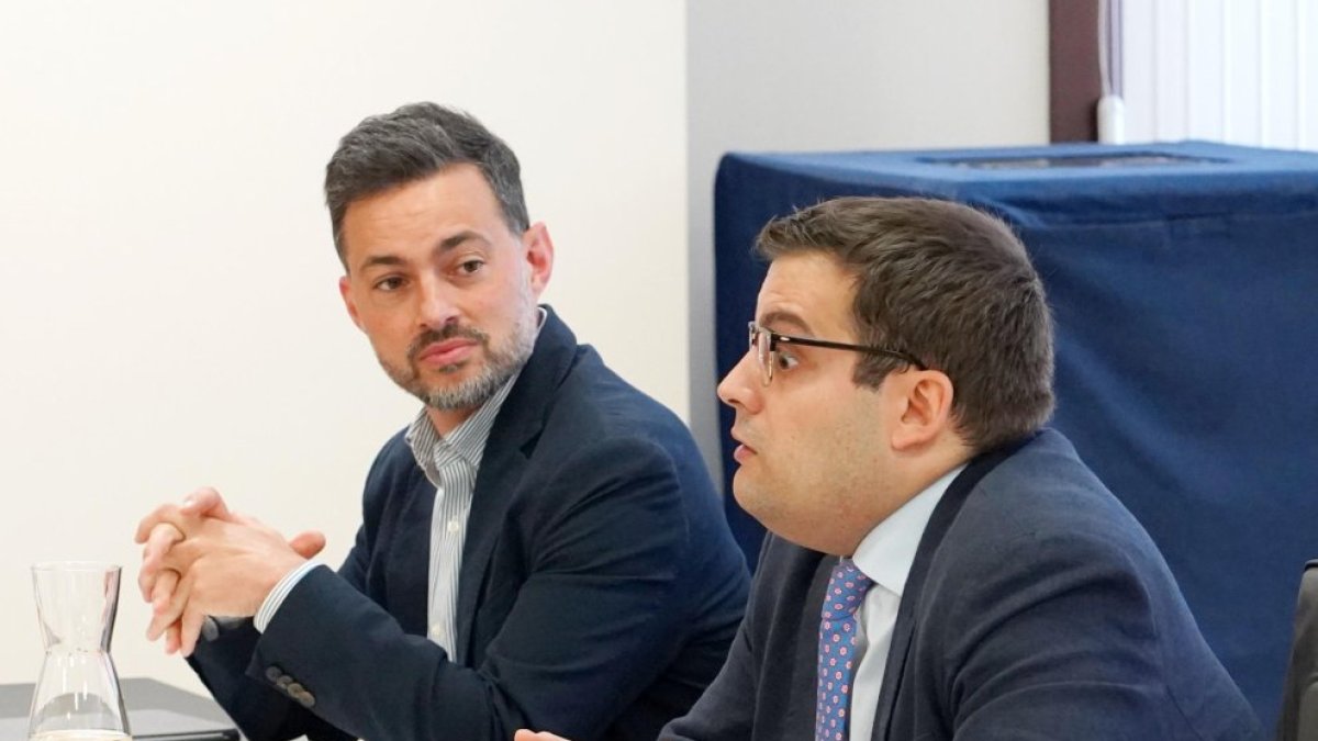 El letrado mayor de las Cortes junto al socialista Diego Moreno.