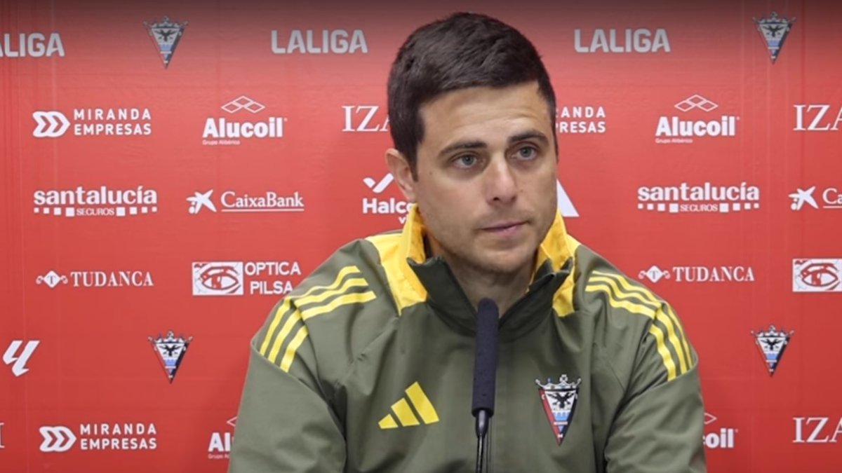 Lisci durante la previa del Mirandés–Almería.