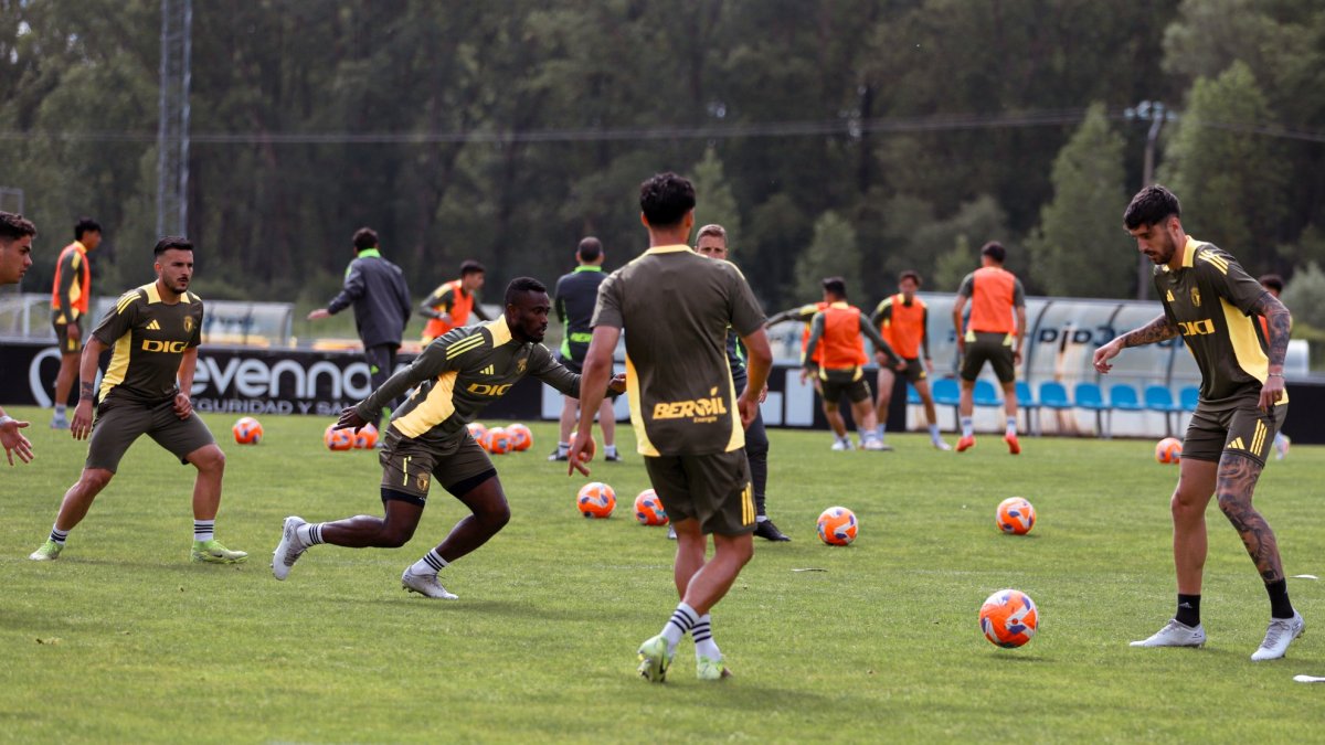 La plantilla, durante uno de los entrenamientos en la ciudad deportiva para preparar el encuentro ante el Levante.