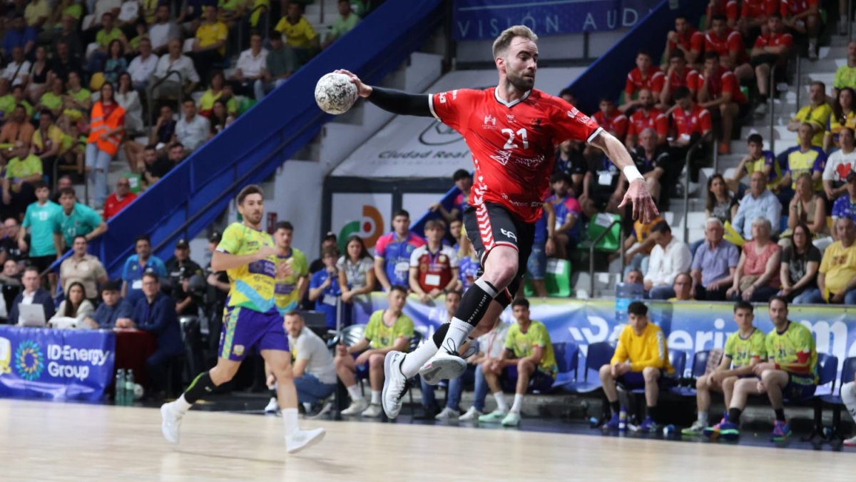 Javier Rodríguez lanza a portería en el encuentro entre el conjunto burgalés y el Caserío.