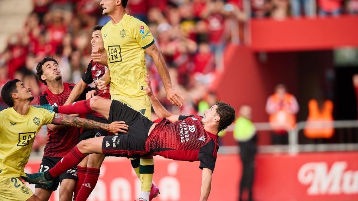El Mirandés empata sin goles y se complica su camino hacia el ascenso directo.


,