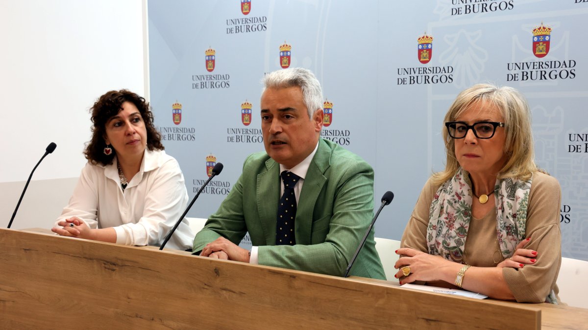 La directora de Empleabilidad, Empleo y Relaciones Empresariales de la UBU, Vanesa Fernández, el vicerrector de Empresa, Campus y Digitalización de la Universidad de Burgos, Miguel Ángel Mariscal, y la secretaria general de FAE, Emiliana Molero.