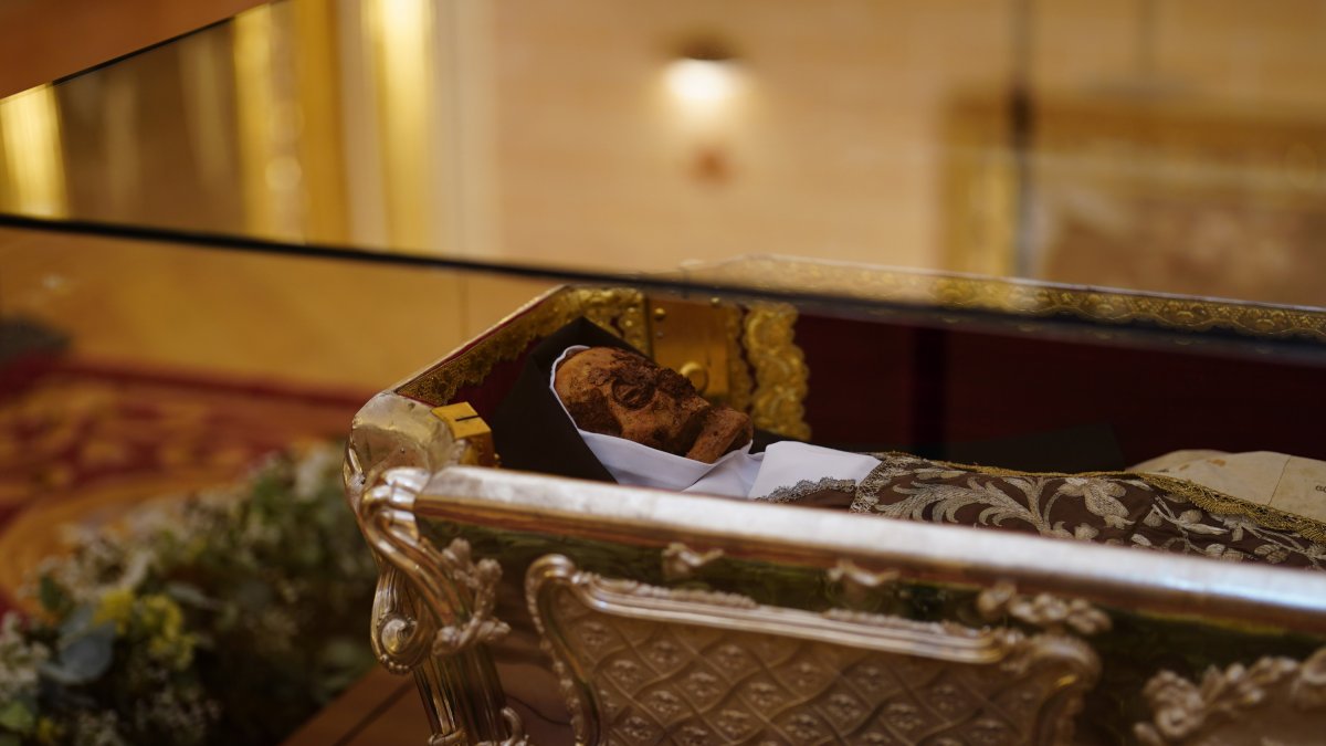 El cuerpo de Santa Teresa de Jesús, durante el acto de apertura de veneración pública.