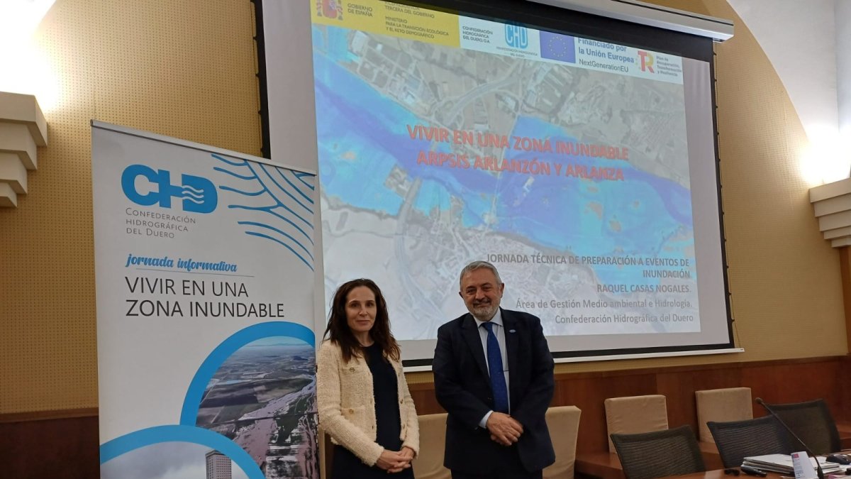 La comisaria de Aguas, Diana Martín, y el subdelegado del Gobierno en Burgos, Pedro de la Fuente, al inicio de la jornada