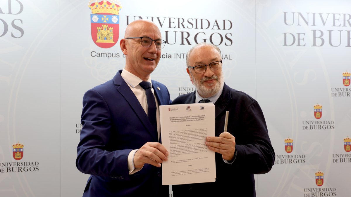 Firma del convenio de la Cátedra Francisco González Alonso.