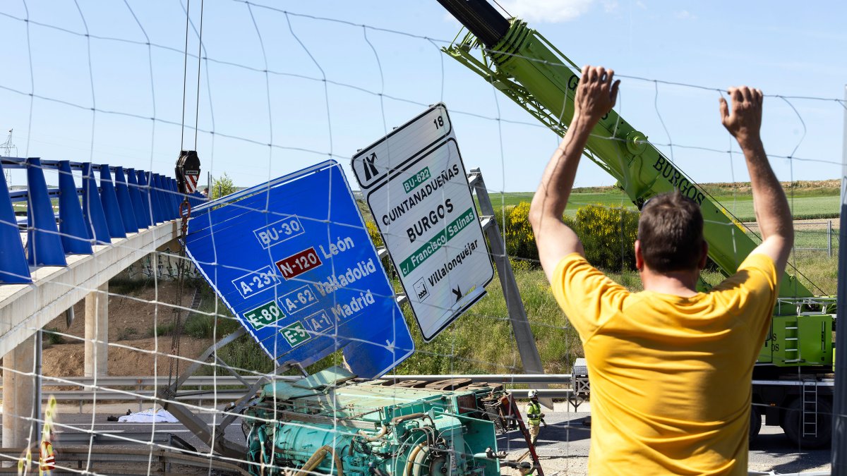Un hombre observa atónito el accidente mortal registrado en la BU-30.