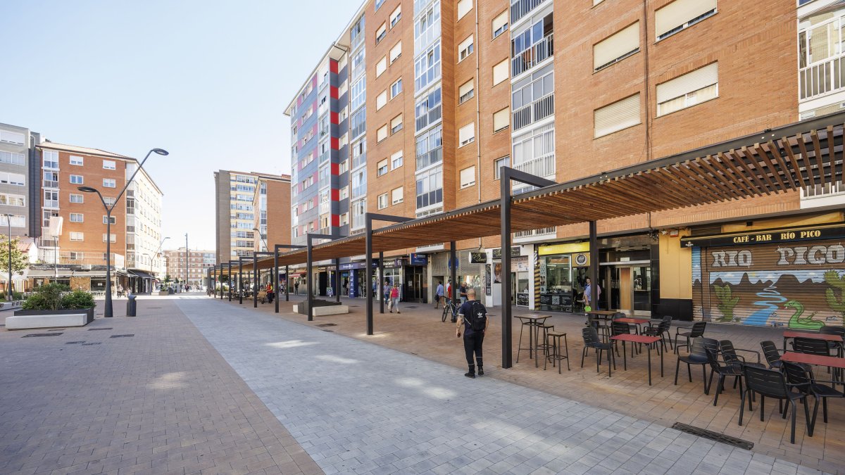 Terrazas de hostelería en la calle Roma, del barrio de Gamonal. En total, aún quedan casi 200 negocios con su solicitud pendiente de resolver.