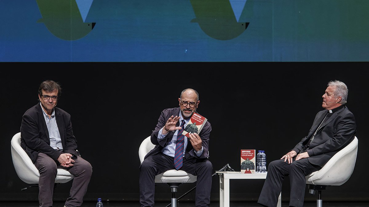 Javier Cercas, José María Yudego y Mario Iceta, este jueves en el Teatro Principal.