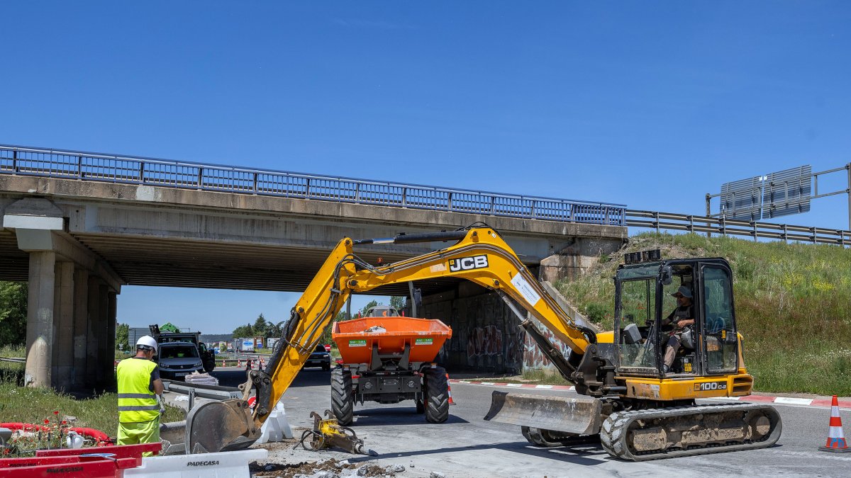Obras en la rotonda de acceso al aeropuerto.