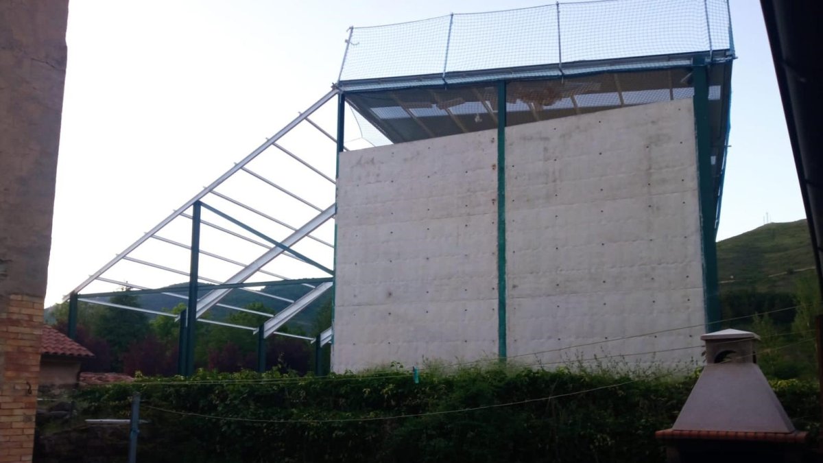 Vista exterior del frontón que los tribunales han ordenado demoler.