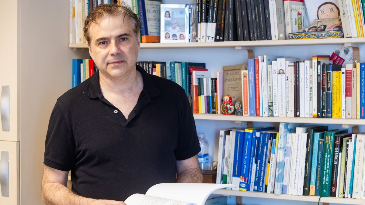 Fernando Pérez del Río, en su consulta, con un ejemplar del primer manual para aprender árabe moderno