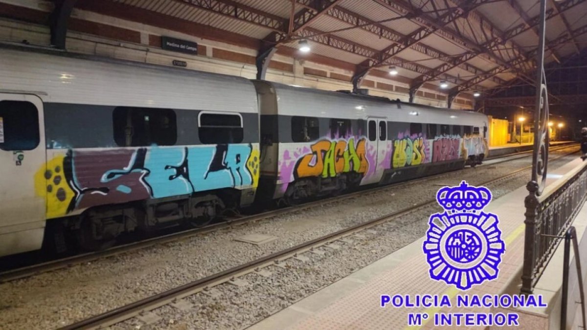 Archivo - Vagones de tren en Medina afectados por 'grafitis'. Foto archivo.