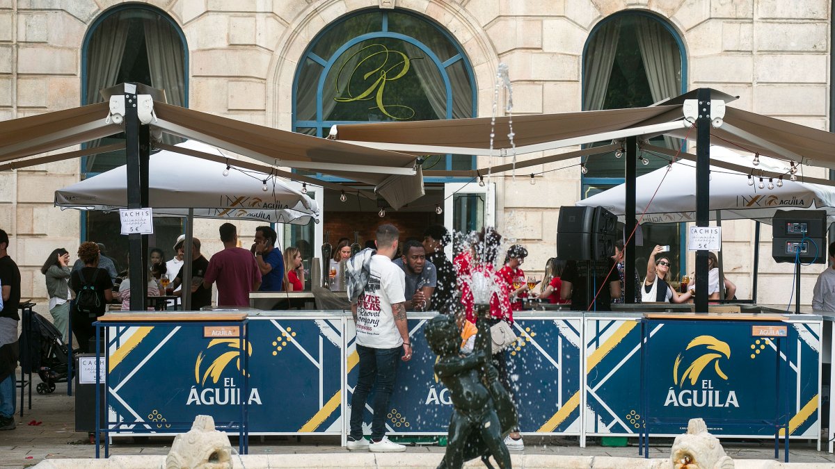 Barras en la calle en el paseo de El Espolón, durante las fiestas de 2024.