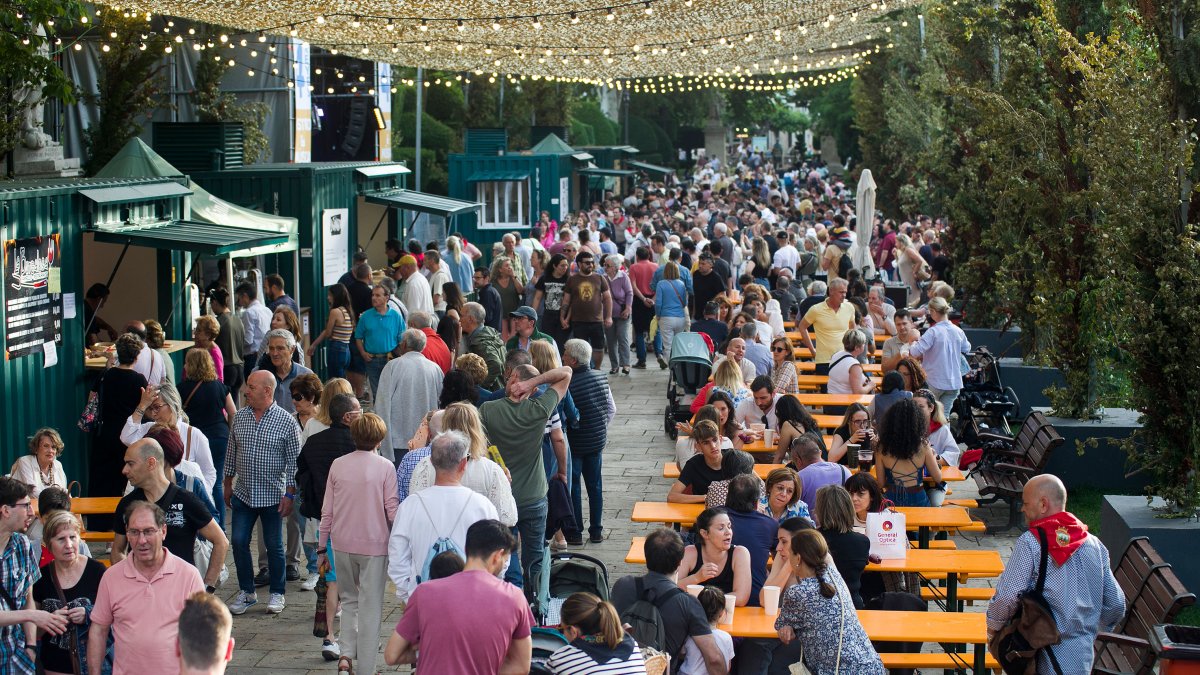 Zona de música y variedad gastronómica en los Cuatro Reyes de Burgos.