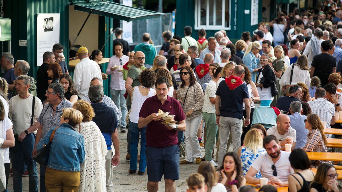 Zona de música y variedad gastronómica en los Cuatro Reyes de Burgos.