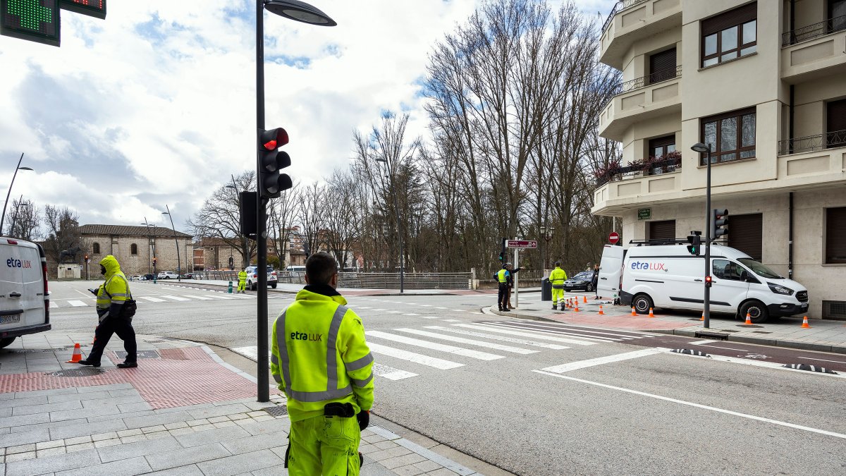 Obras de instalación de los reguladores del tráfico en la zona de puente Gasset.