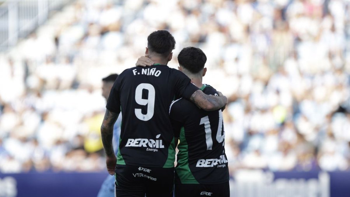 Fer Niño se abraza con David González tras marcar el segundo tanto blanquinegro.