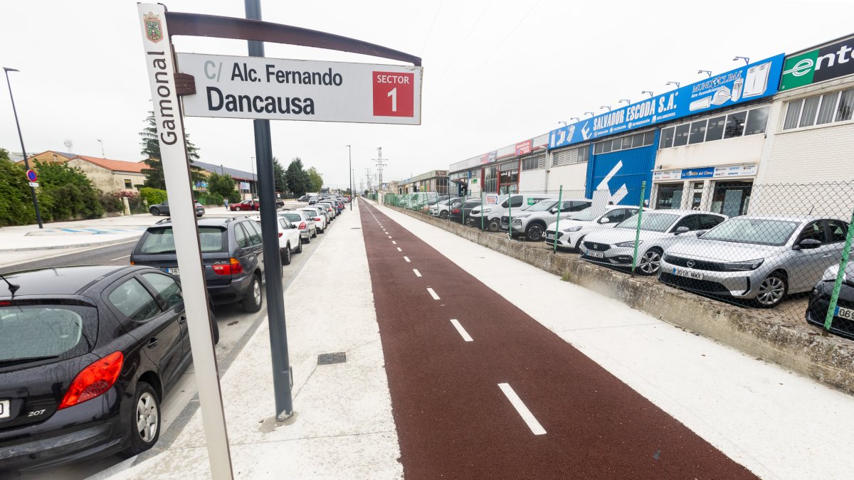 Tramo renovado de la calle alcalde Fernando Dancausa, en el polígono Burgos Este.