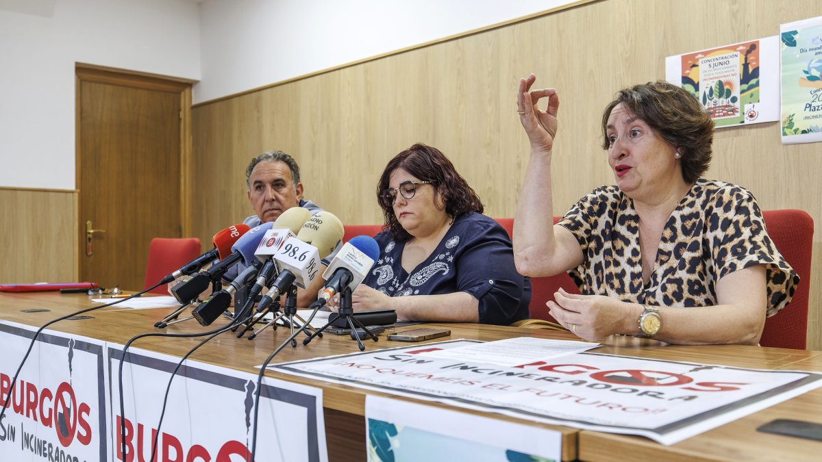De dcha. a izq., Mariela Grijalbo, alcaldesa de Cardeñadijo, Carolina Ludueña y José Luis Rubio, del barrio de Cortes.