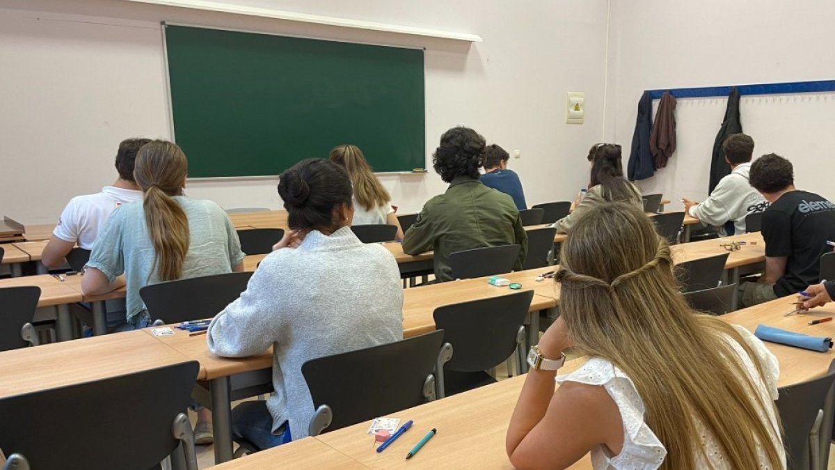 Examen de la PAU en un centro de la Universidad de Valladolid en 2025.