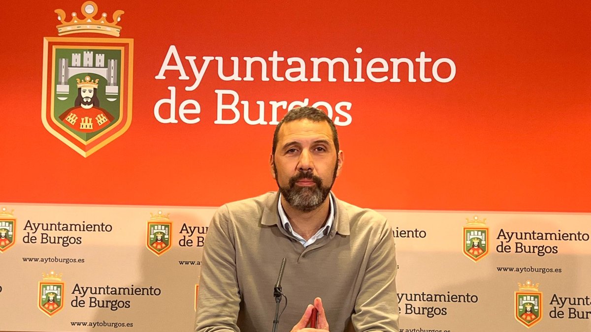 El concejal socialista Daniel Garabito, en la sala de prensa del Ayuntamiento de Burgos.