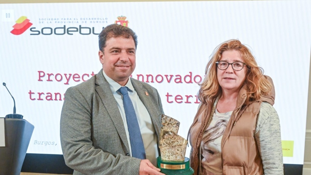 Gallo y Díez muestran el premio por el proyecto ‘Burgos repuebla, territorio smart’.