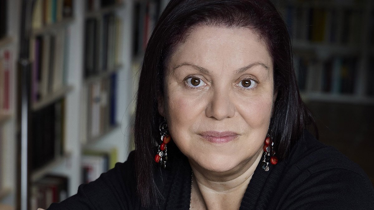 La escritora Care Santos presenta en Burgos 'El amor que pasa'.