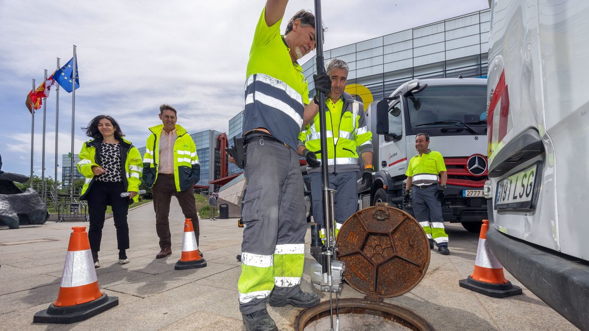 Muestra de los equipos que incorporó la empresa Acciona para los trabajos de limpieza de la red de alcantarillado en Burgos.