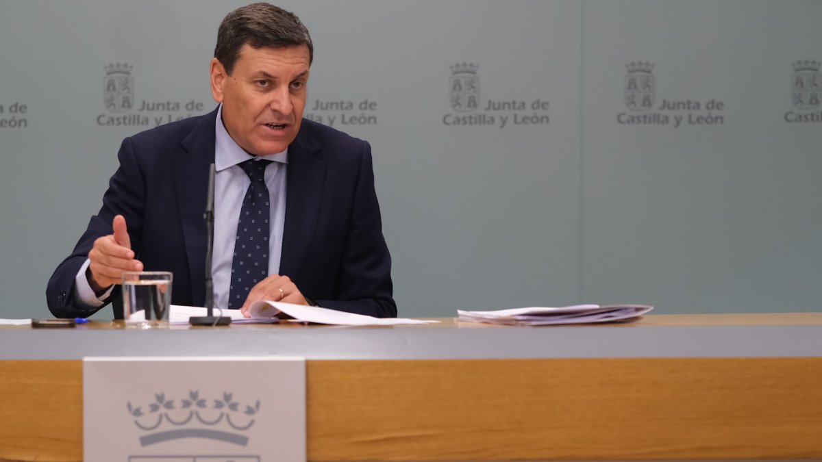 El portavoz del ejecutivo autonómico, Carlos Fernández Carriedo, dio cuenta este jueves de los acuerdos del consejo de Gobierno.