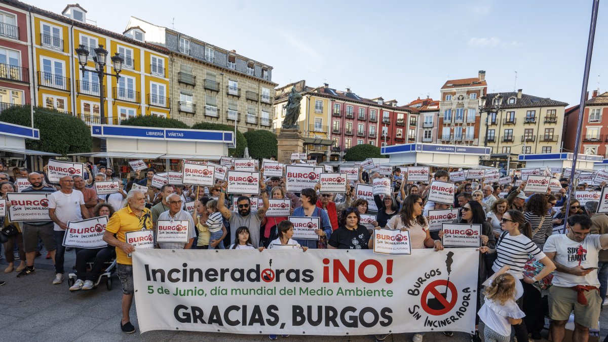 Concentración, en la Plaza Mayor, contra la incineradora a las afueras de Burgos.