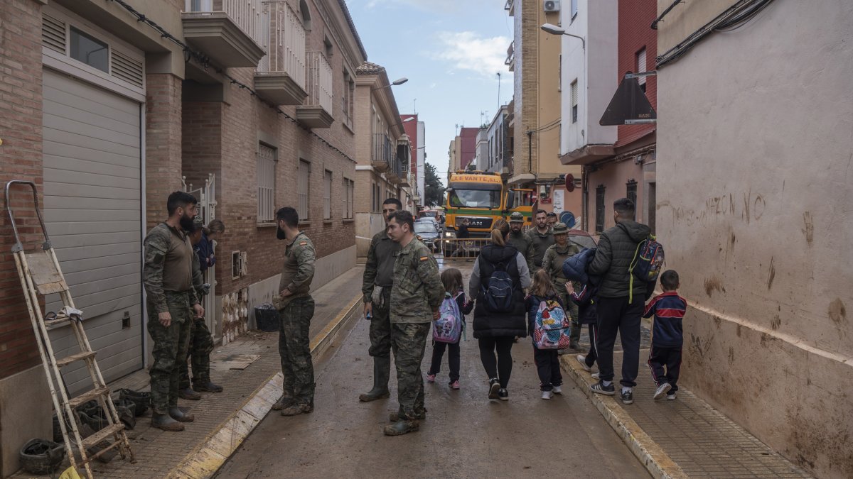 Archivo - Militares junto a alumnos.