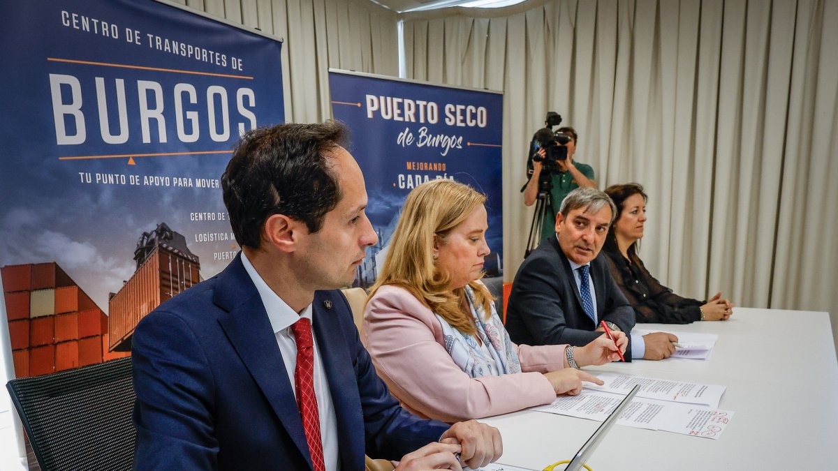 El gerente del Centro de Transportes de Burgos, Juan Carlos Martín, junto a la alcaldesa de la ciudad, Cristina Ayala, y el  consejero de Movilidad y Transformación Digital de la Junta de Castilla y León, José Luis Sanz Merino.