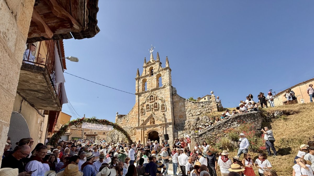Un total de 13 municipios de Burgos y dos de Segovia celebran la romería de la Virgen de la Cueva, en Hontangas (Burgos), que los reúne cada medio siglo en torno a esta talla de la Villa y Tierra de Haza.