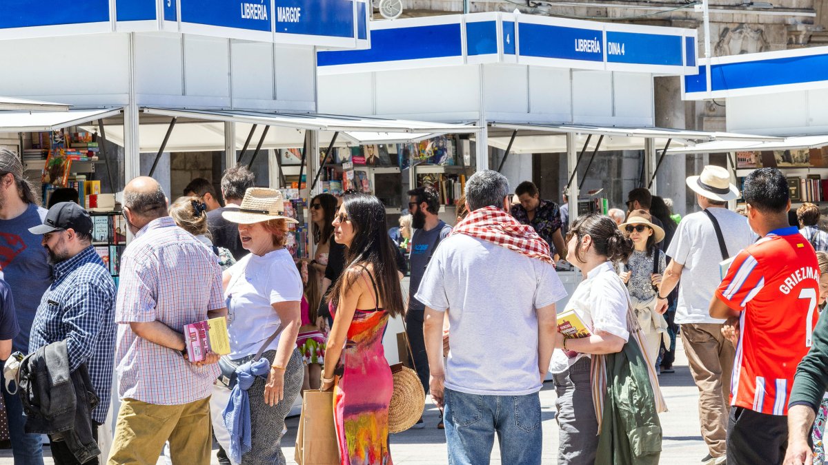 La Feria del Libro 2025 ha triunfado, en cierta medida, gracias al buen tiempo.
