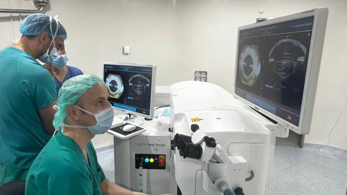 David Galarreta Mira, el jefe del Servicio de Oftalmología del Hospital Clínico Universitario de Valladolid, en una de las primeras intervenciones con el láser de femtosegundo.