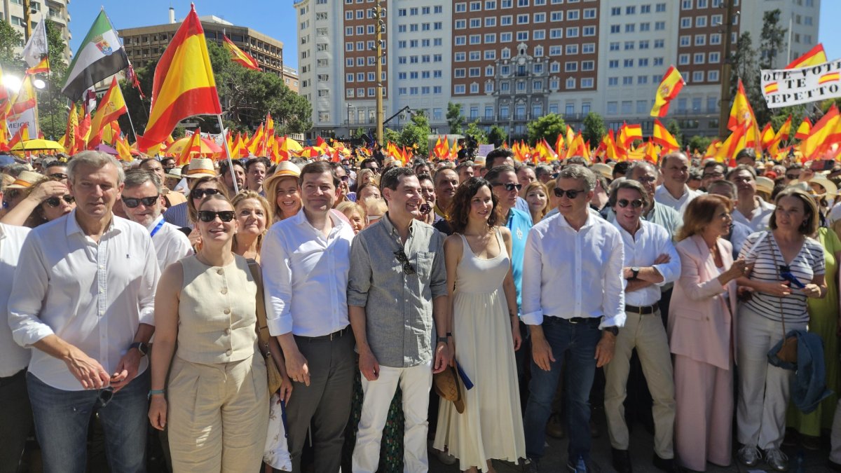 El presidente del PPCyL encabeza la representación de Castilla y León en la concentración del Partido Popular contra el Gobierno de Pedro Sánchez.