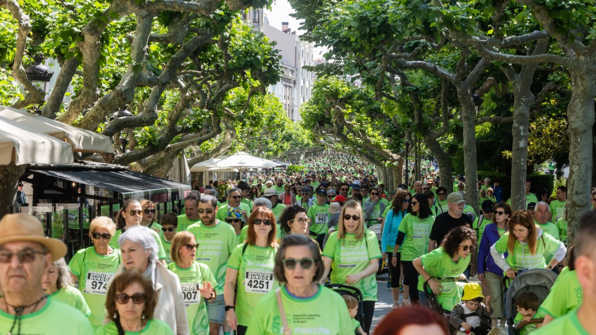 La Marcha contra el Cáncer de 2025 a su paso por el Paseo del Espolón.