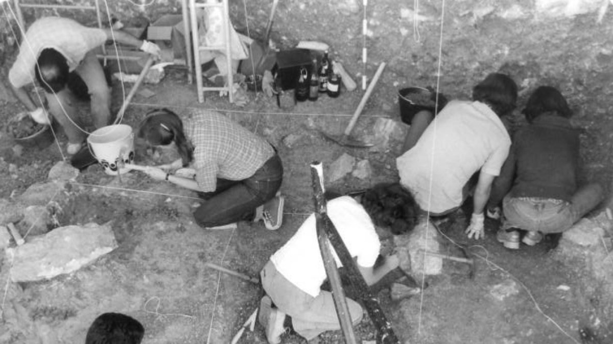 Hubo que esperar varios días hasta poder disponer algunas cuadrículas (la imagen es de 1983) para realizar sondeos en yacimientos de la Trinchera.