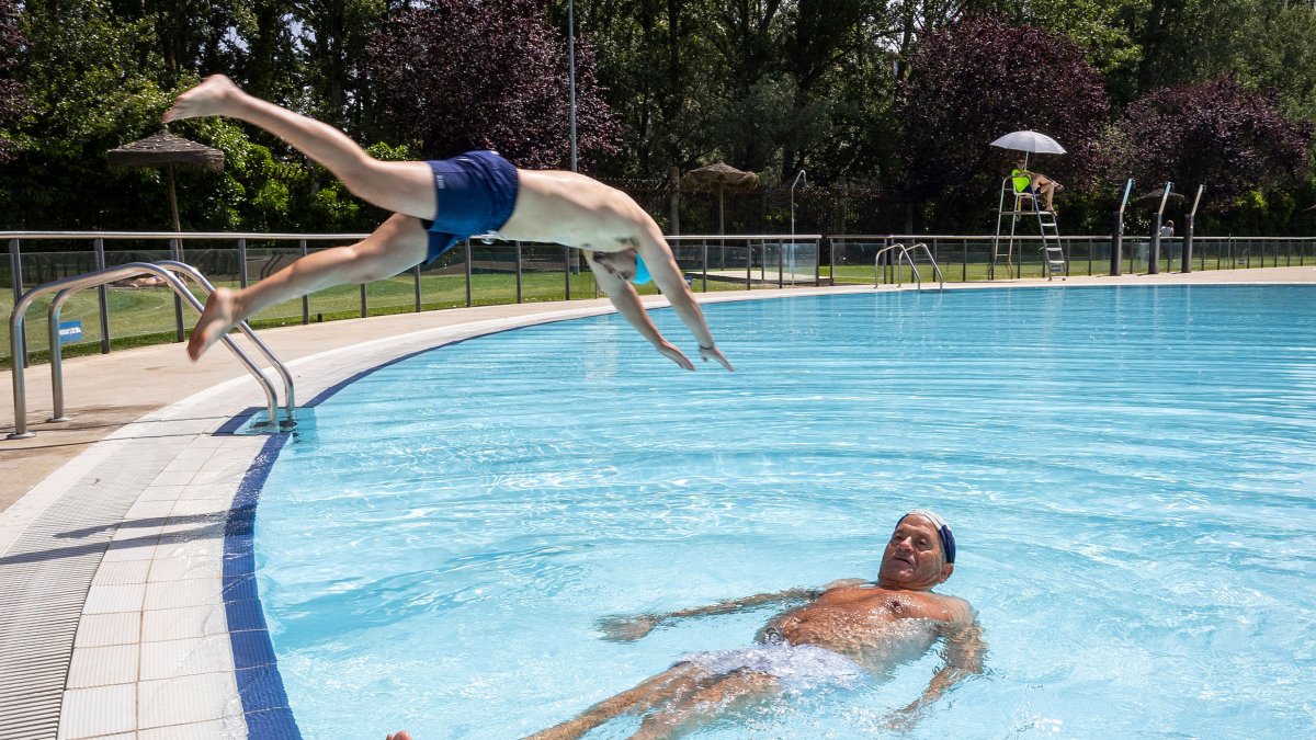 Bañistas disfrutando de las piscinas municipales de verano de San Amaro.