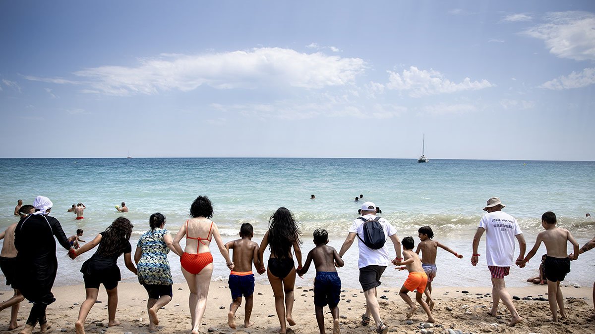Algunos de los niños y monitores participantes en la ‘Misión Benaiges’ de 2024, en la playa del Mont-roig del Camp, localidad natal del maestro.