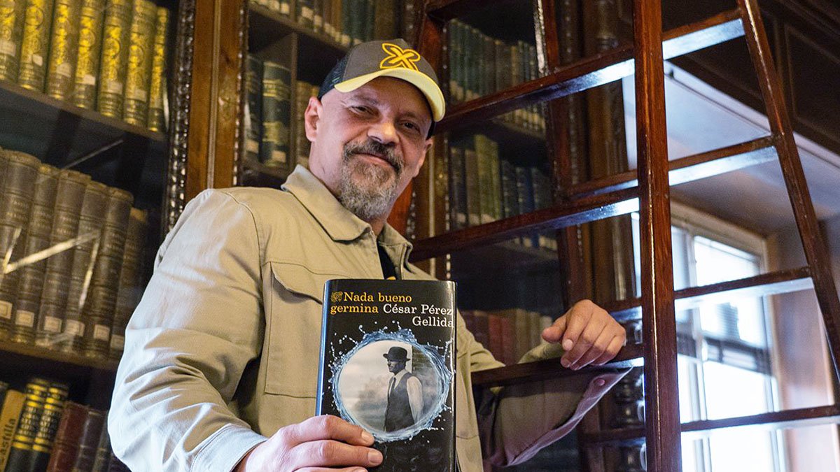 El escritor César Pérez Gellida, con un ejemplar de su última novela, 'Nada bueno germina' (Destino).