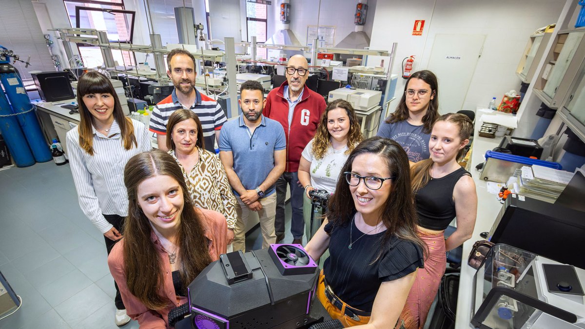 Imagen de los integrantes del grupo de investigación que dirige el profesor Tomás Torroba en la UBU.