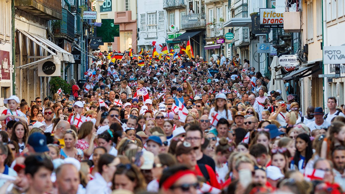 El evento arranca con un desfile de las diferentes comitivas de bailarines de los países por las calles de la ciudad que se convierte en sede internacional de la danza.