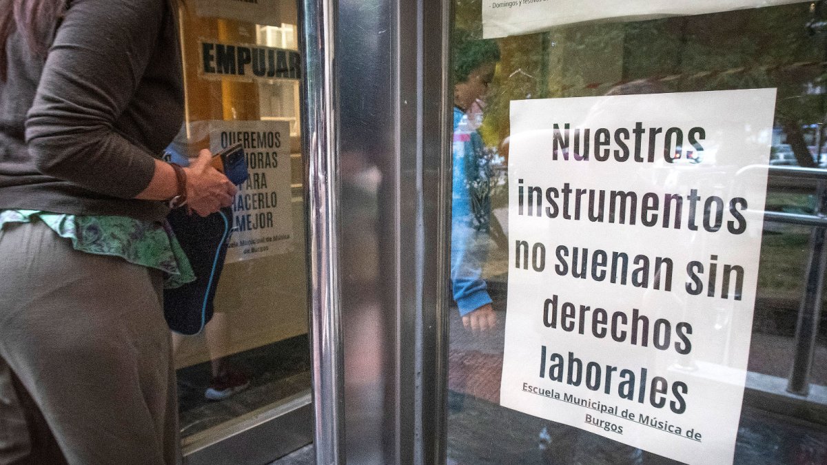 Cartel de protesta que denuncia la situación de los profesores de la Escuela Municipal de Música en el acceso de la sede de Gamonal.