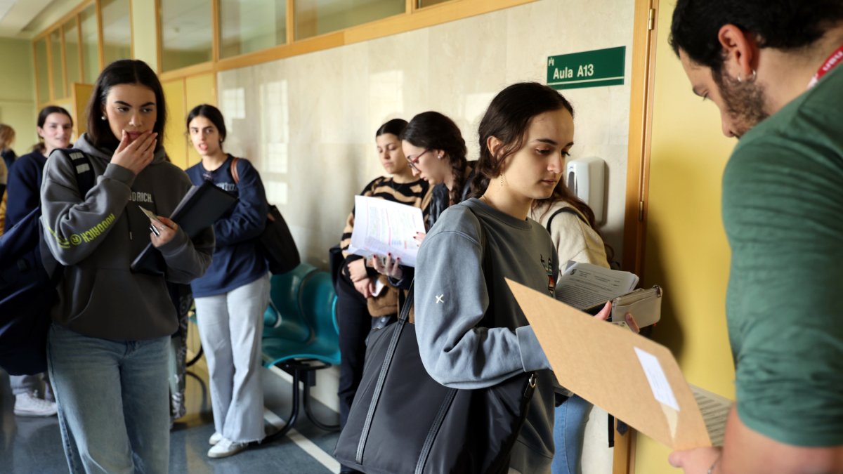 Estudiantes esperando a realizar un examen.