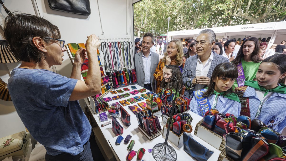 La alcaldesa, entre el edil César Barriada y el delegado de la Junta, Roberto Sáiz, en la feria de Mimbre, Barro y Cuero.