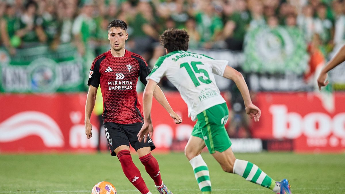 Imagen del partido entre el Mirandés y el Racing.